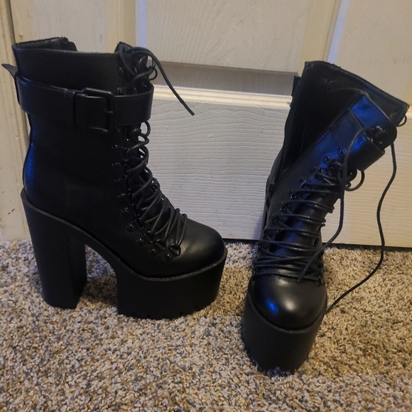 Black heeded boots - Picture 1 of 1